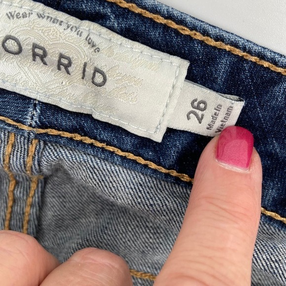 Torrid Jean Shorts Medium Wash Stretch Denim 12 Inch Inseam Women's 26 - Picture 6 of 11